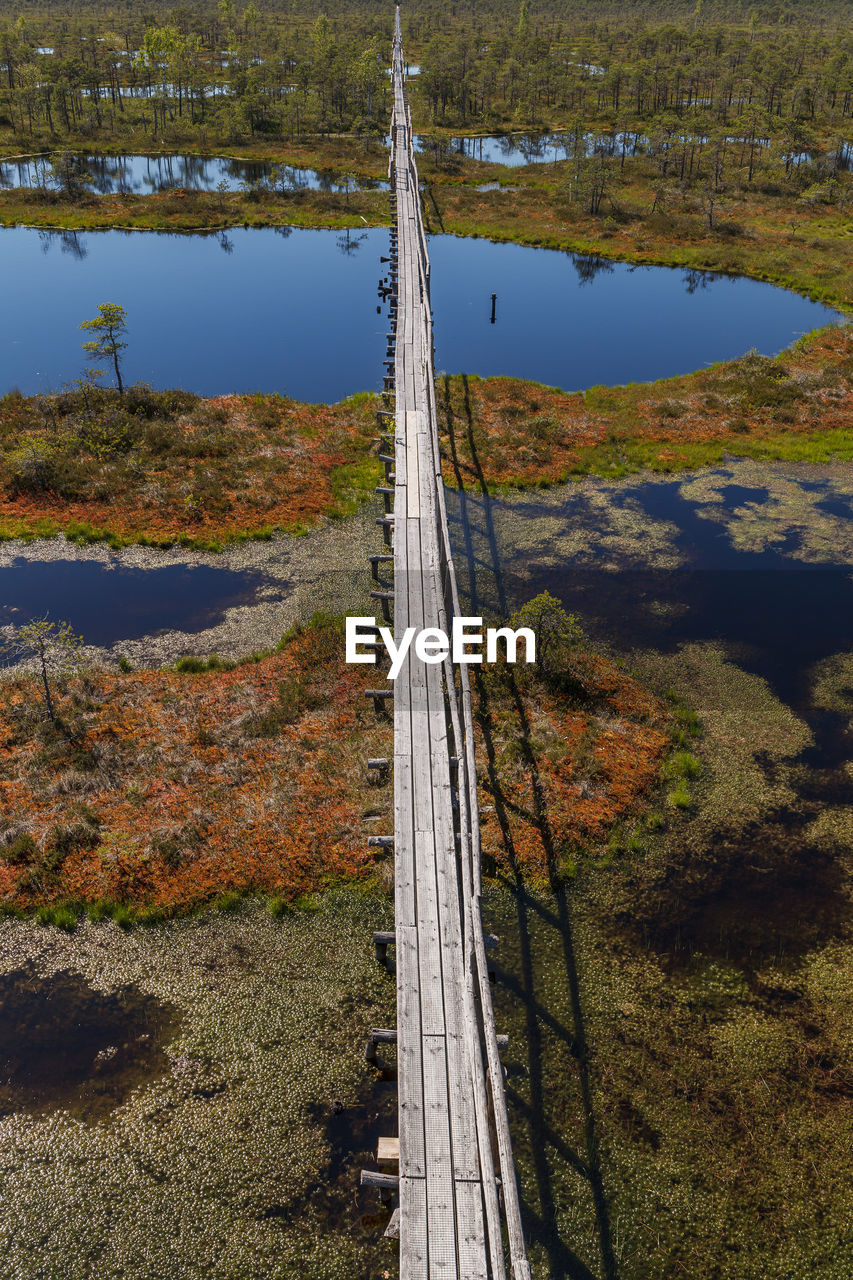 HIGH ANGLE VIEW OF ROAD BY LAKE