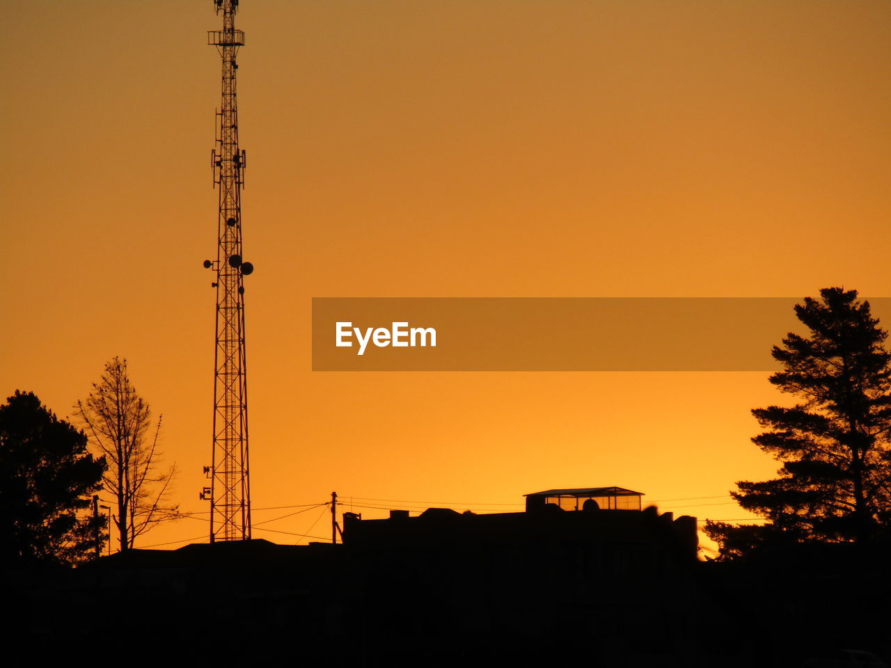 LOW ANGLE VIEW OF SILHOUETTE BUILT STRUCTURE AGAINST CLEAR SKY