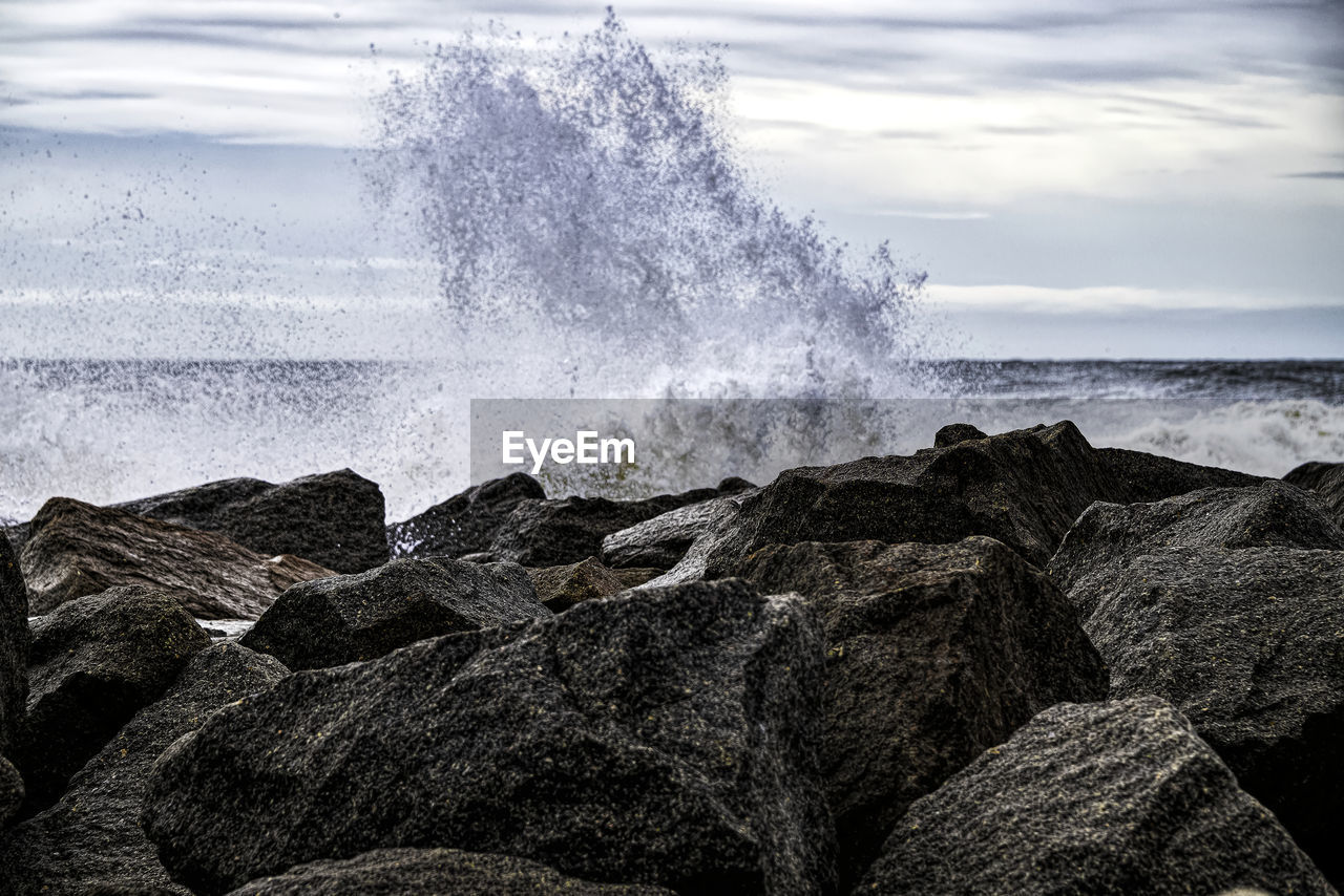 WAVES SPLASHING ON ROCKS AT BEACH