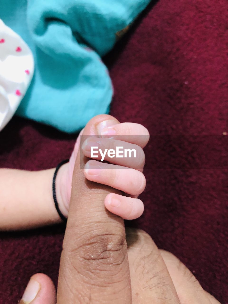 CLOSE-UP OF HANDS HOLDING BABY FEET