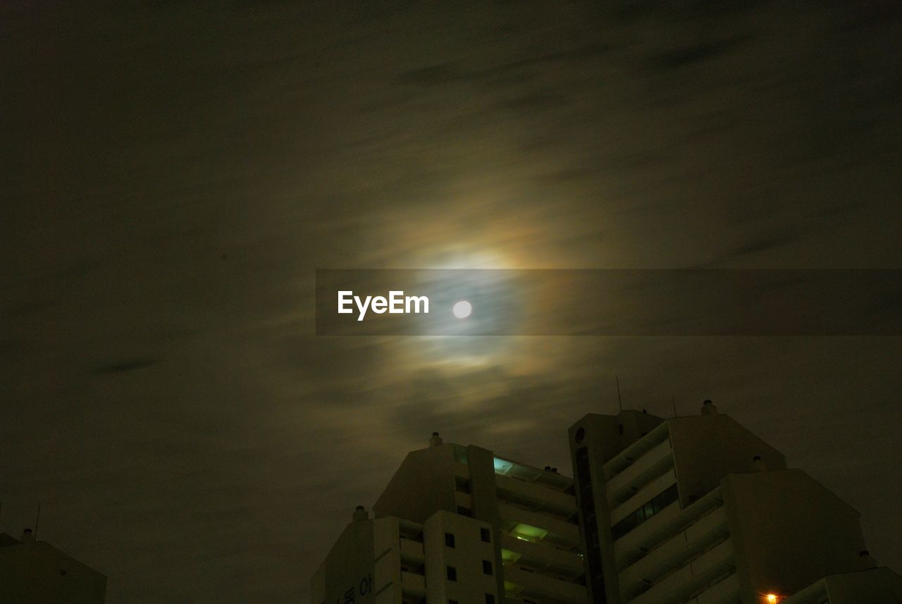 LOW ANGLE VIEW OF BUILT STRUCTURE AT NIGHT