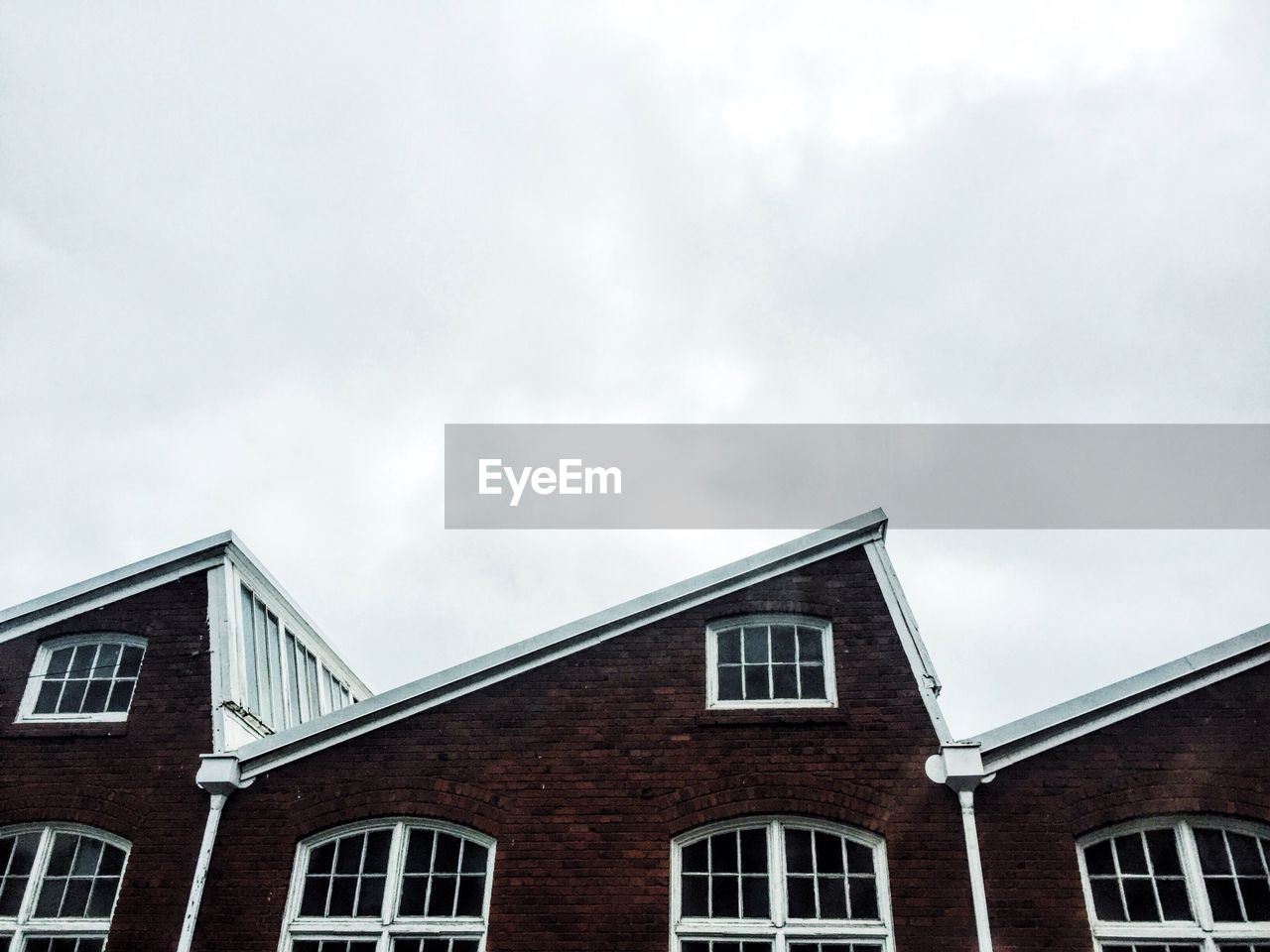 LOW ANGLE VIEW OF BUILDING AGAINST THE SKY