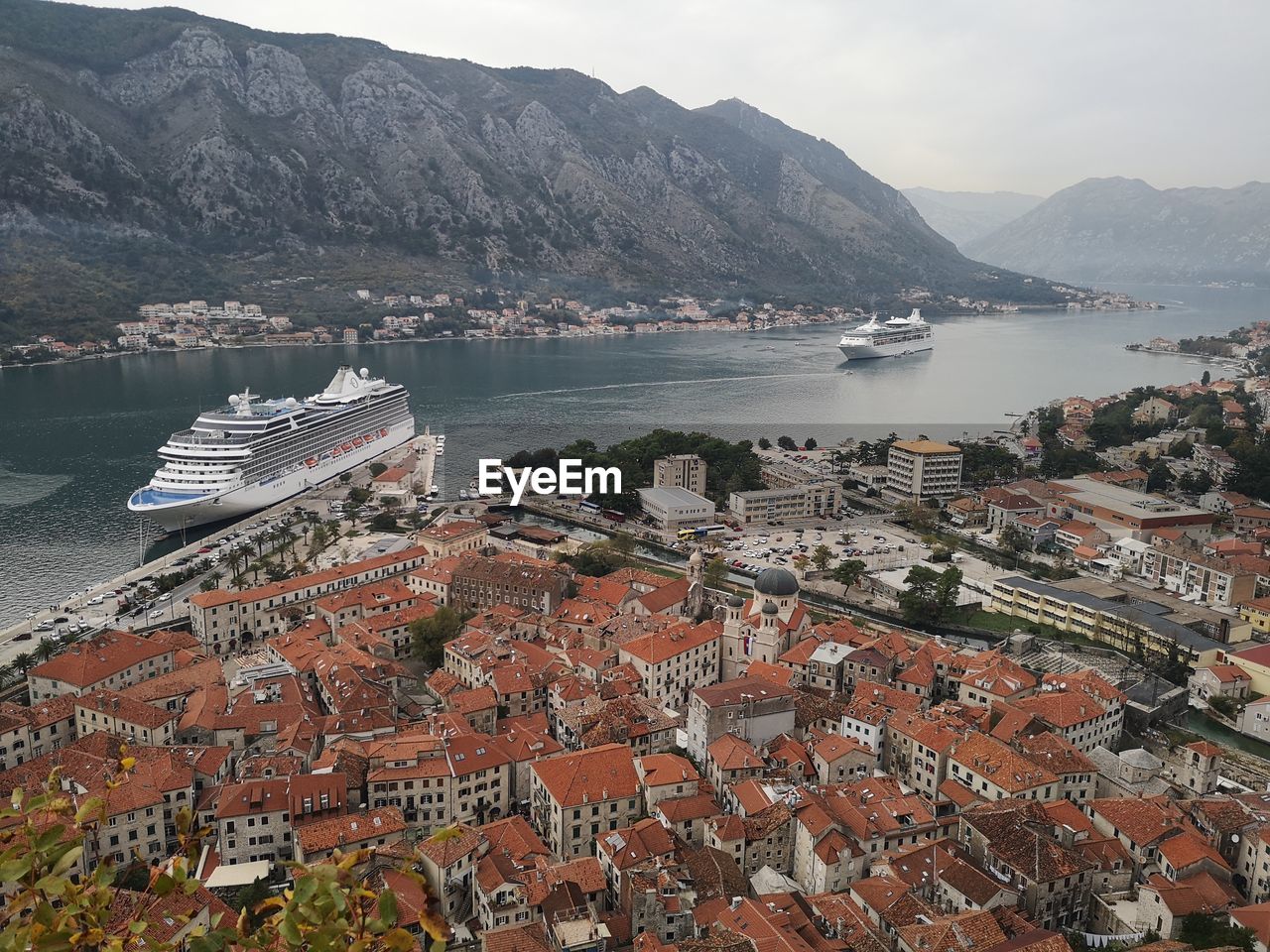 HIGH ANGLE VIEW OF BOATS MOORED IN BAY