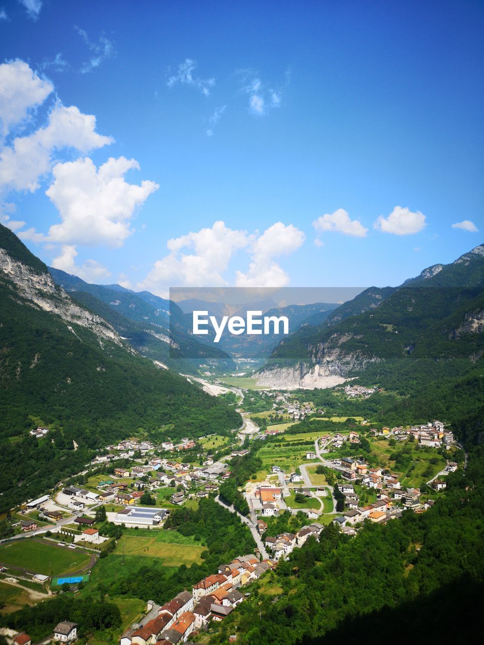 HIGH ANGLE VIEW OF TOWNSCAPE BY MOUNTAIN AGAINST SKY