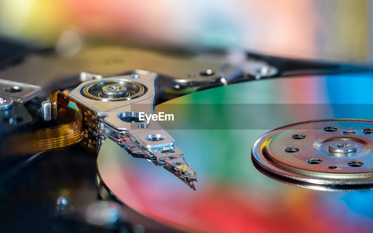 CLOSE-UP VIEW OF ELECTRIC FAN ON TABLE