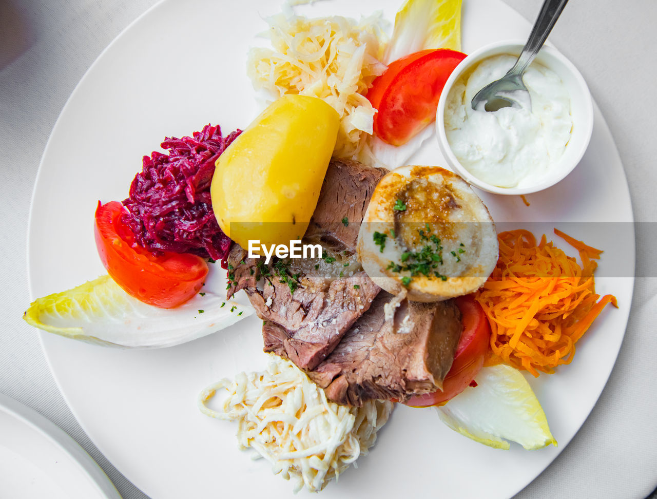 Rose beef steak with vegetables