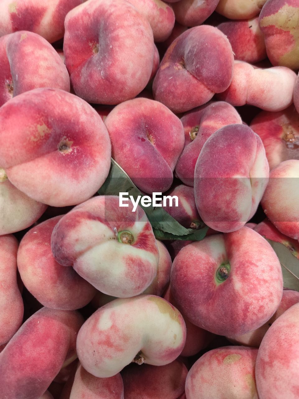 FULL FRAME SHOT OF APPLES IN MARKET