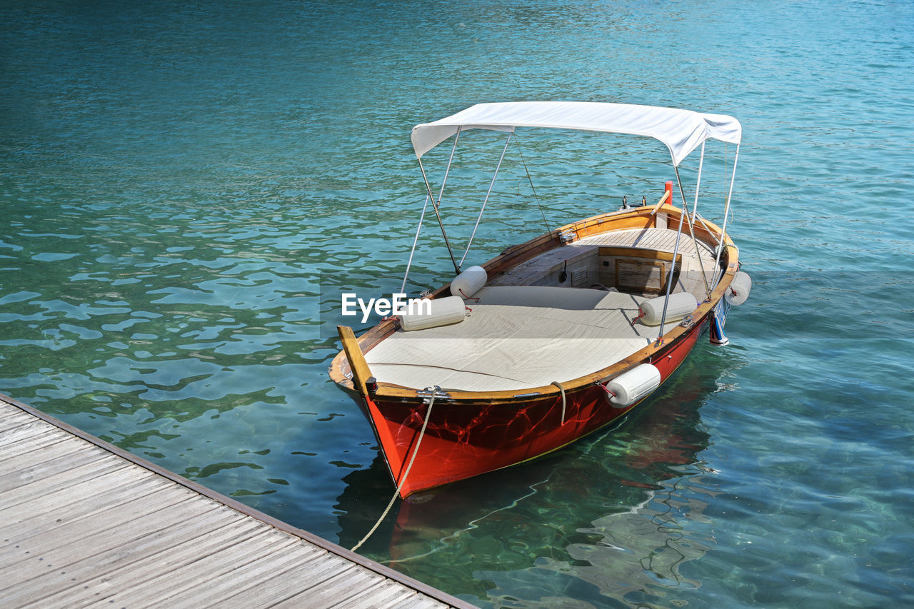 HIGH ANGLE VIEW OF FISHING BOAT IN SEA