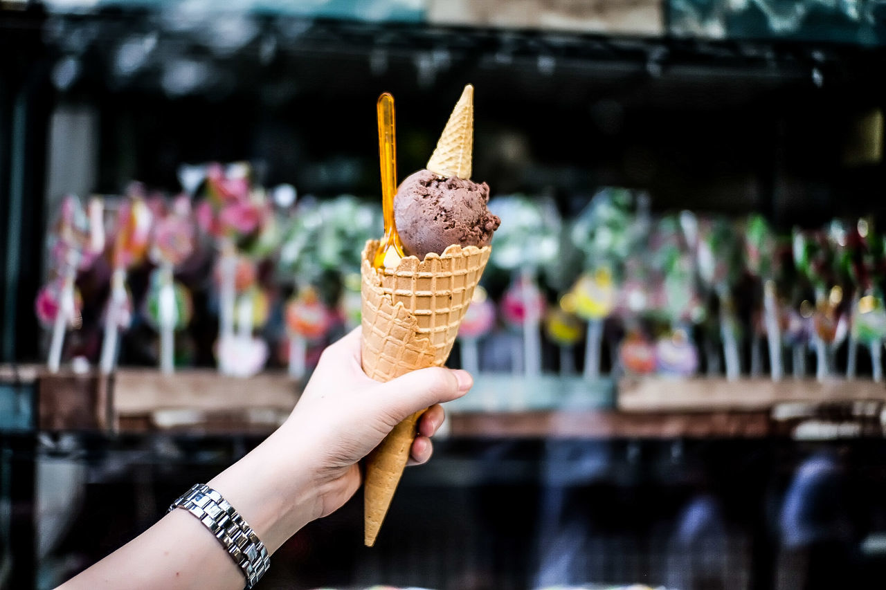 CROPPED HAND HOLDING ICE CREAM CONE