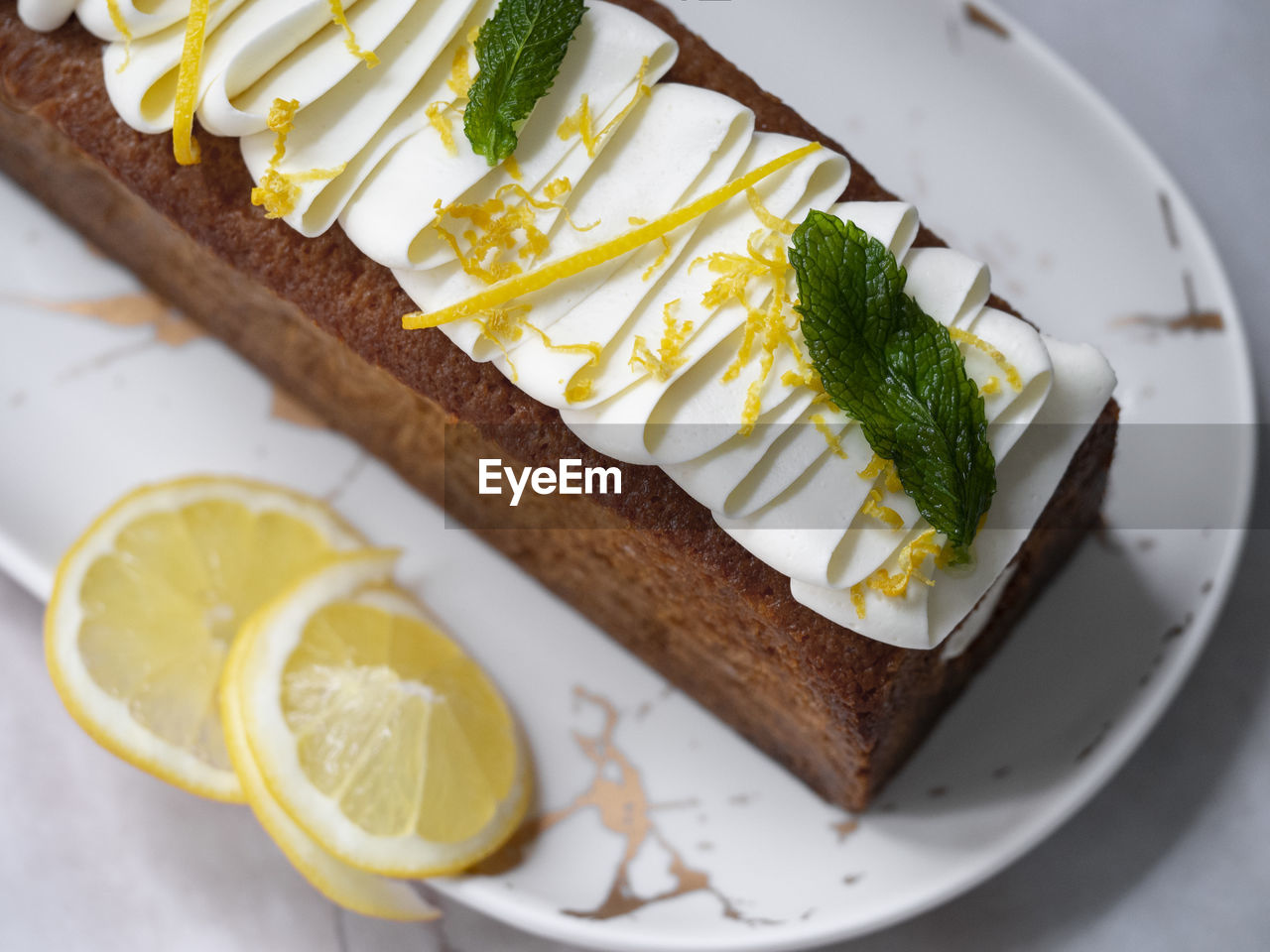 HIGH ANGLE VIEW OF CAKE SLICE IN PLATE