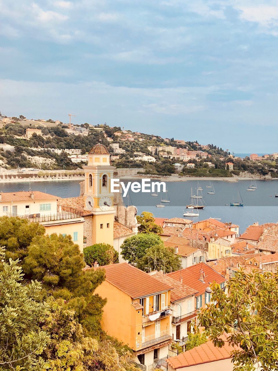 TOWNSCAPE BY SEA AGAINST SKY