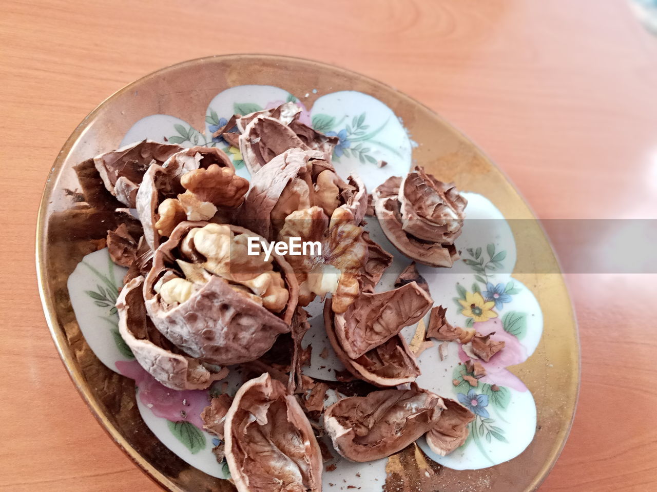 HIGH ANGLE VIEW OF FOOD SERVED ON TABLE