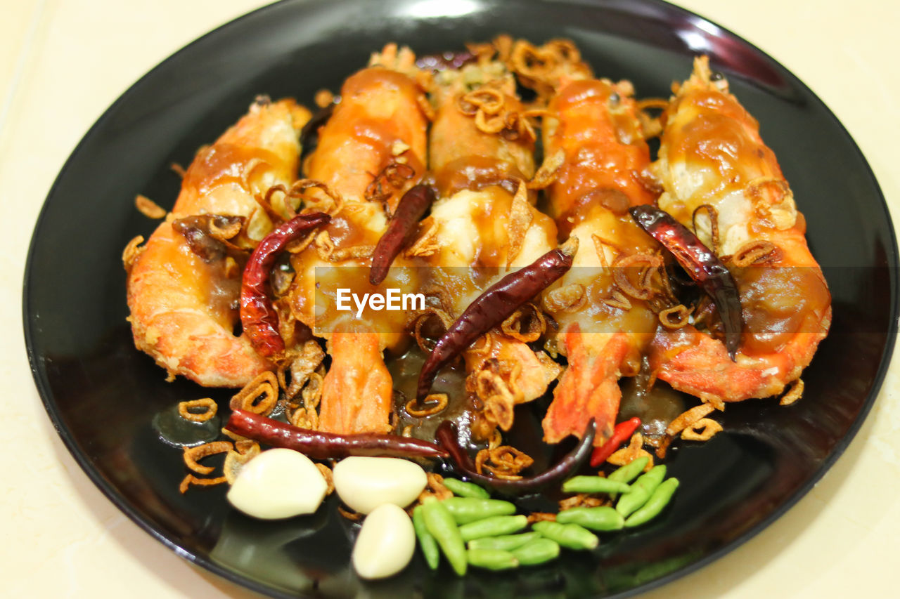 HIGH ANGLE VIEW OF NOODLES IN BOWL