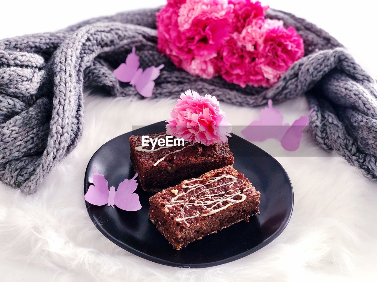 CLOSE-UP OF CAKE ON TABLE