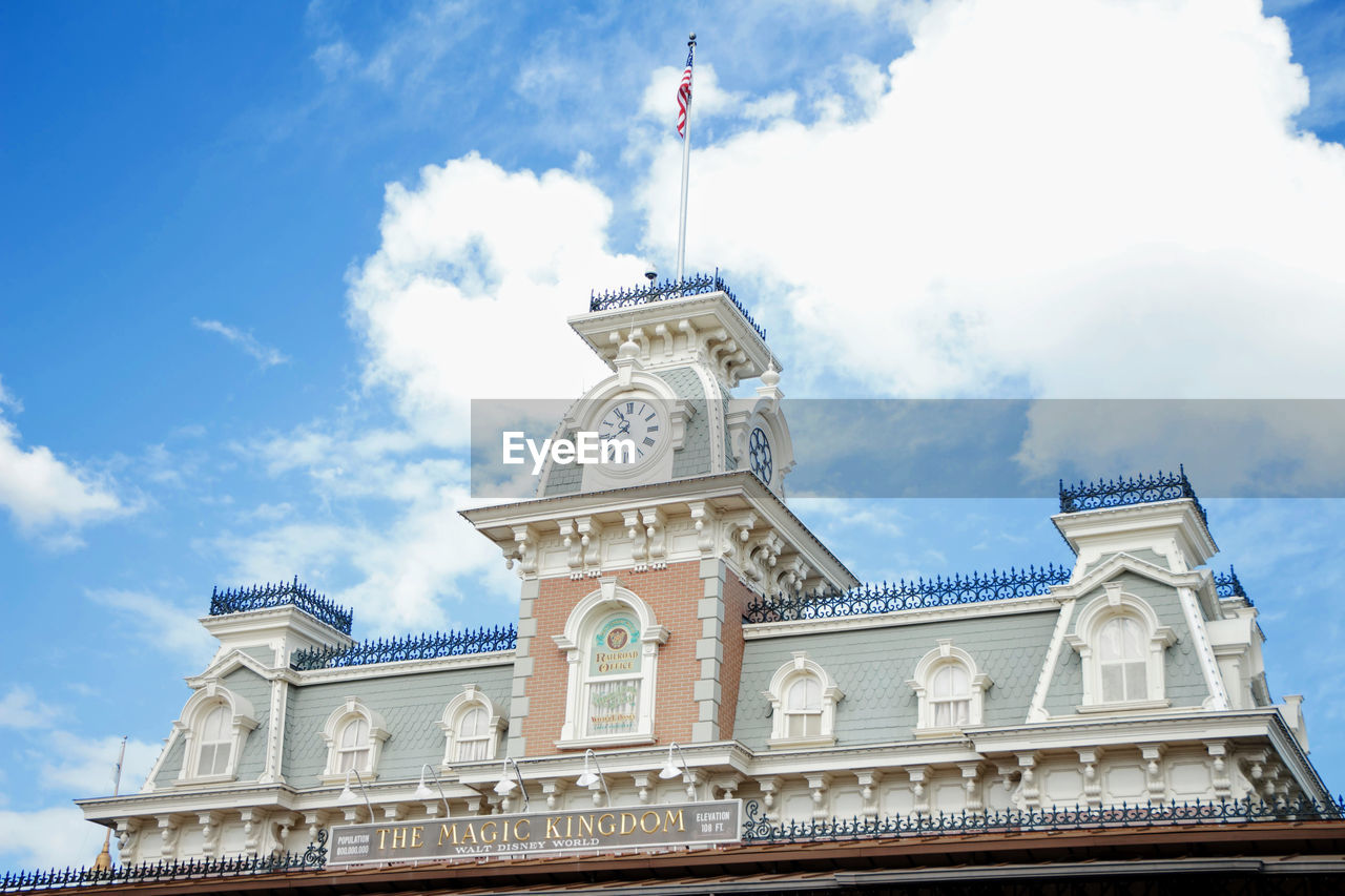 LOW ANGLE VIEW OF CLOCK TOWER AGAINST SKY