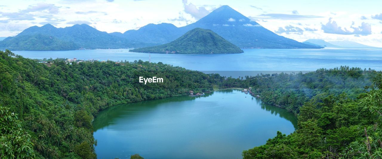 SCENIC VIEW OF SEA BY MOUNTAIN AGAINST SKY