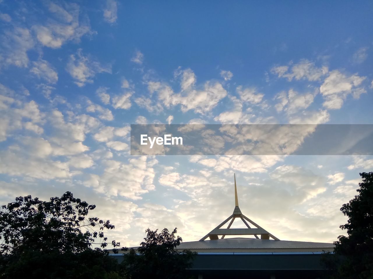 SILHOUETTE BUILT STRUCTURE AGAINST SKY