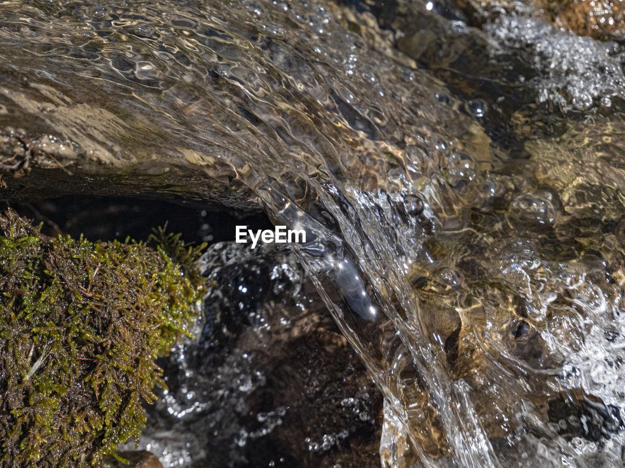HIGH ANGLE VIEW OF WATER FLOWING IN ROCK