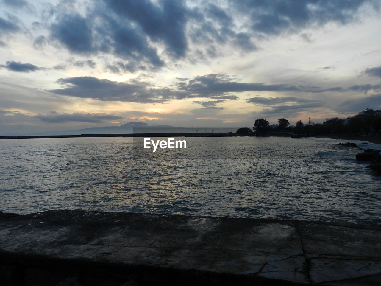 SCENIC VIEW OF SEA AGAINST SUNSET SKY