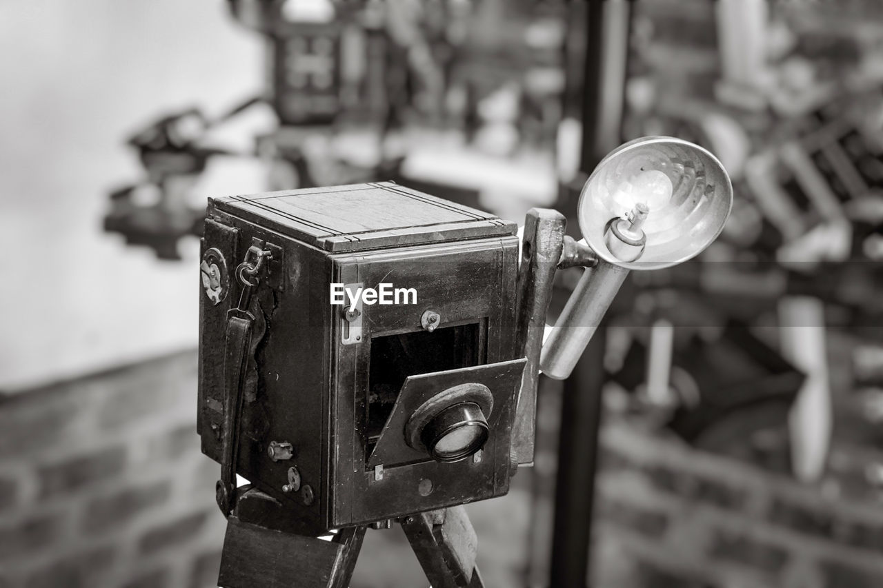 camera, black, black and white, monochrome, focus on foreground, monochrome photography, technology, digital slr, white, close-up, retro styled, no people, lens - optical instrument, architecture, metal