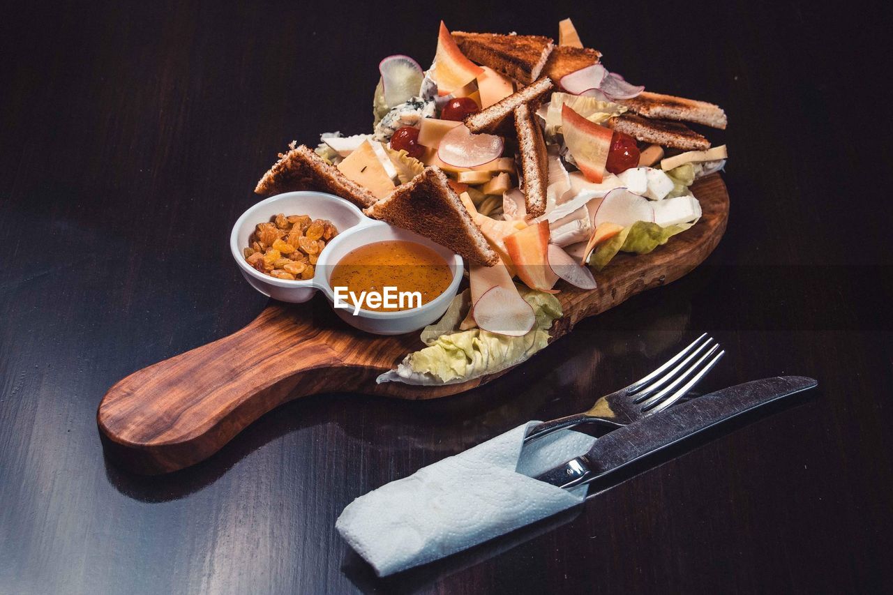 HIGH ANGLE VIEW OF FOOD IN PLATE ON TABLE