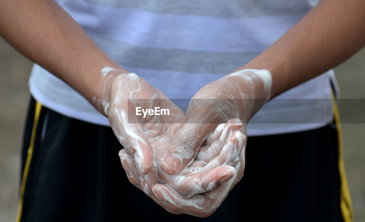 CLOSE-UP OF PERSON HOLDING HAND