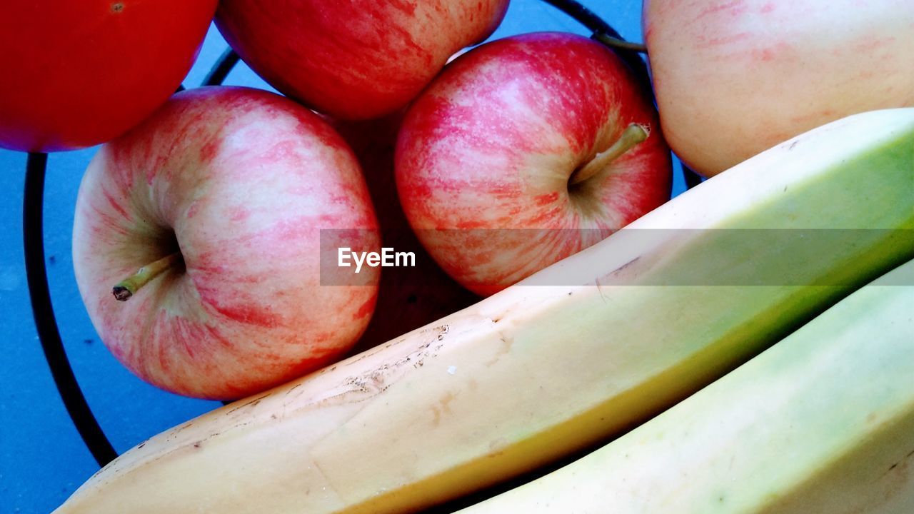 FULL FRAME SHOT OF APPLES