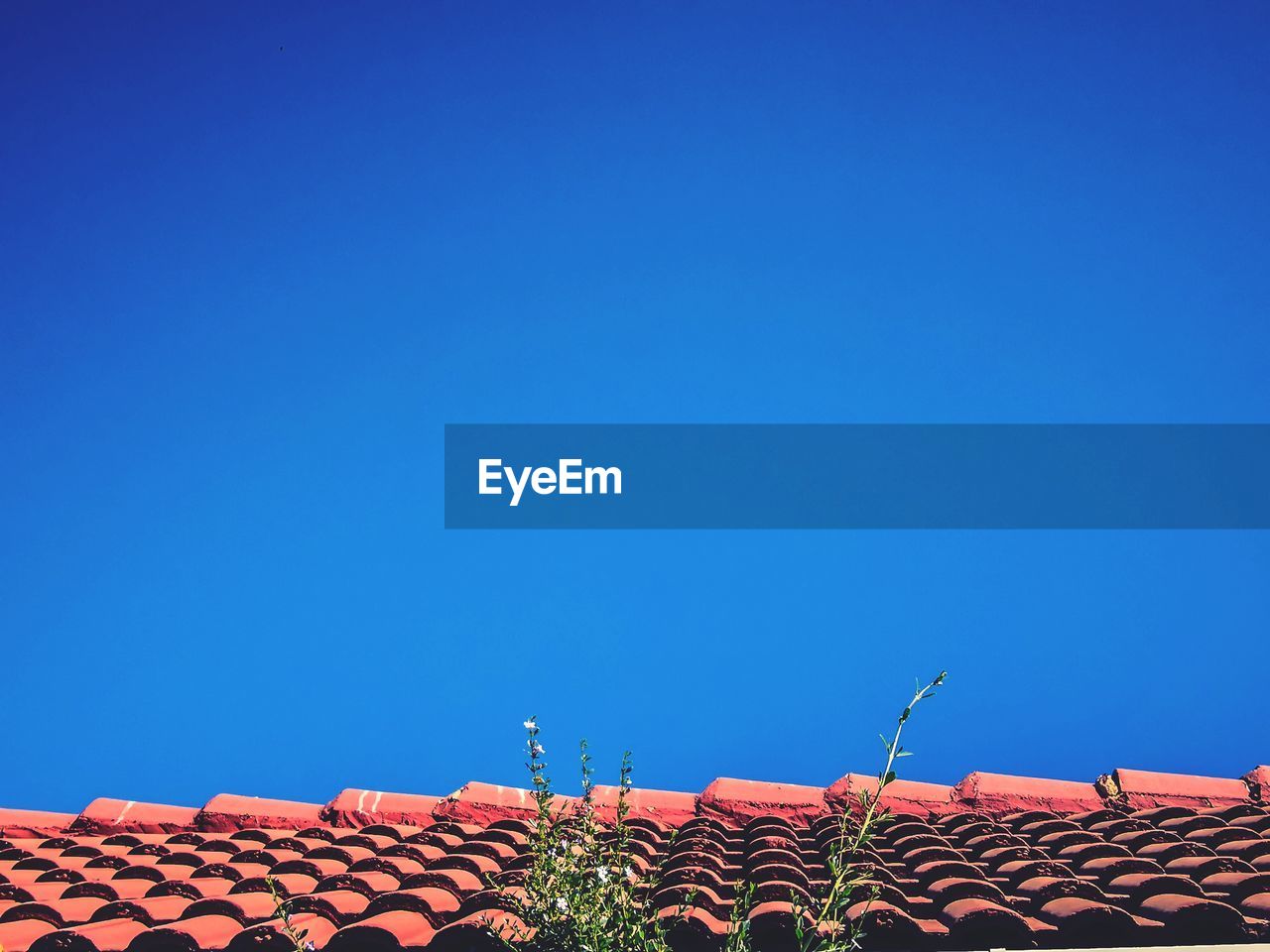 LOW ANGLE VIEW OF ROOF AGAINST CLEAR SKY