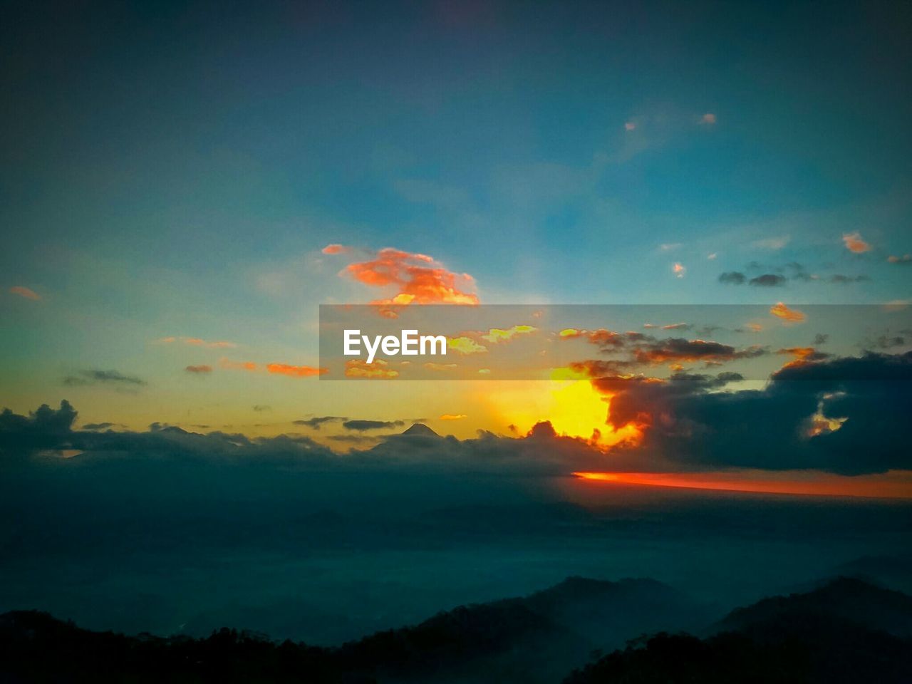 LOW ANGLE VIEW OF DRAMATIC SKY DURING SUNSET