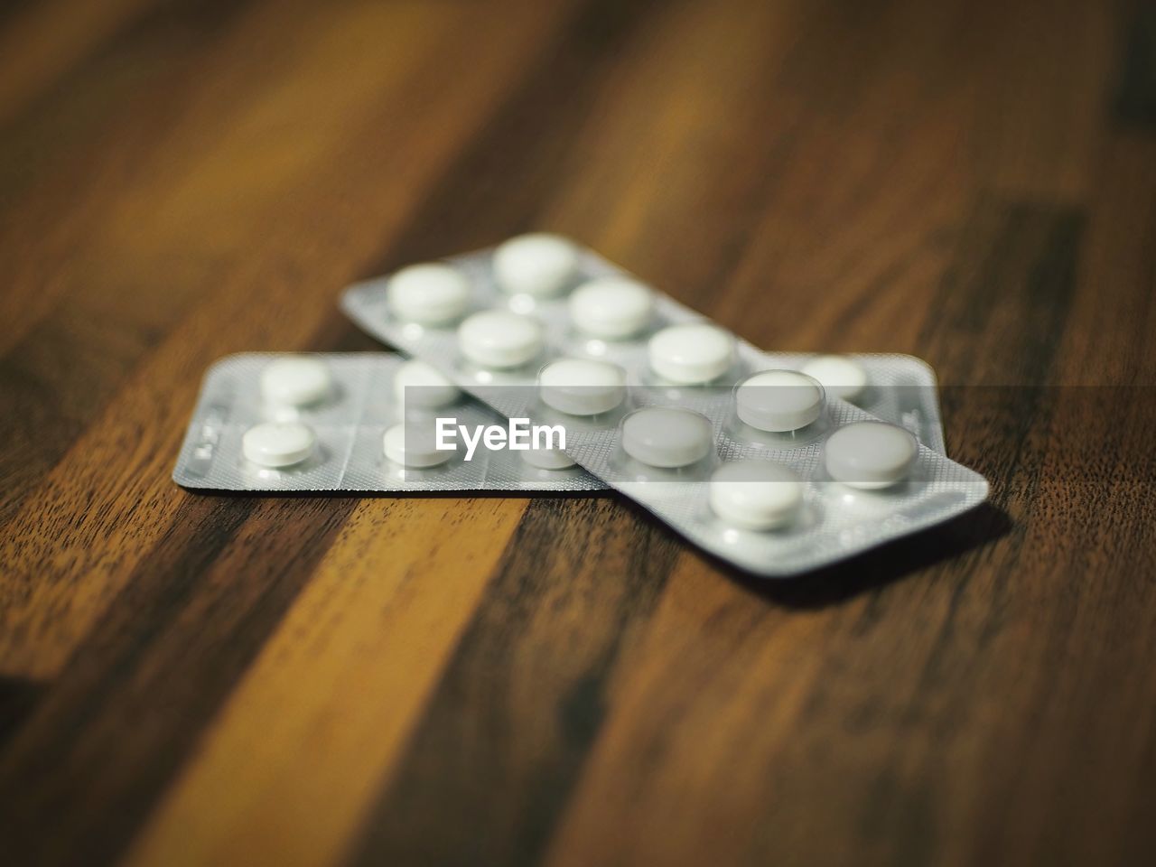 pill, dose, medicine, pharmaceutical drug, healthcare and medicine, close-up, drug, wood, indoors, table, capsule, nutritional supplement, prescription medicine, no people, white, selective focus, large group of objects, vitamin, pharmacy, recovery, still life