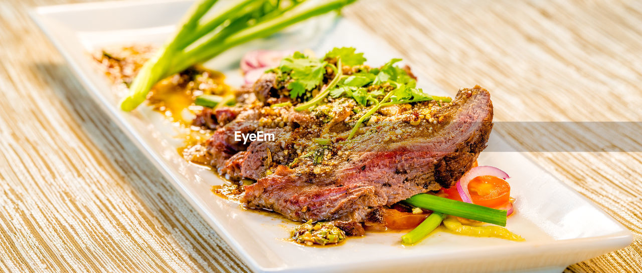 HIGH ANGLE VIEW OF SALAD IN PLATE