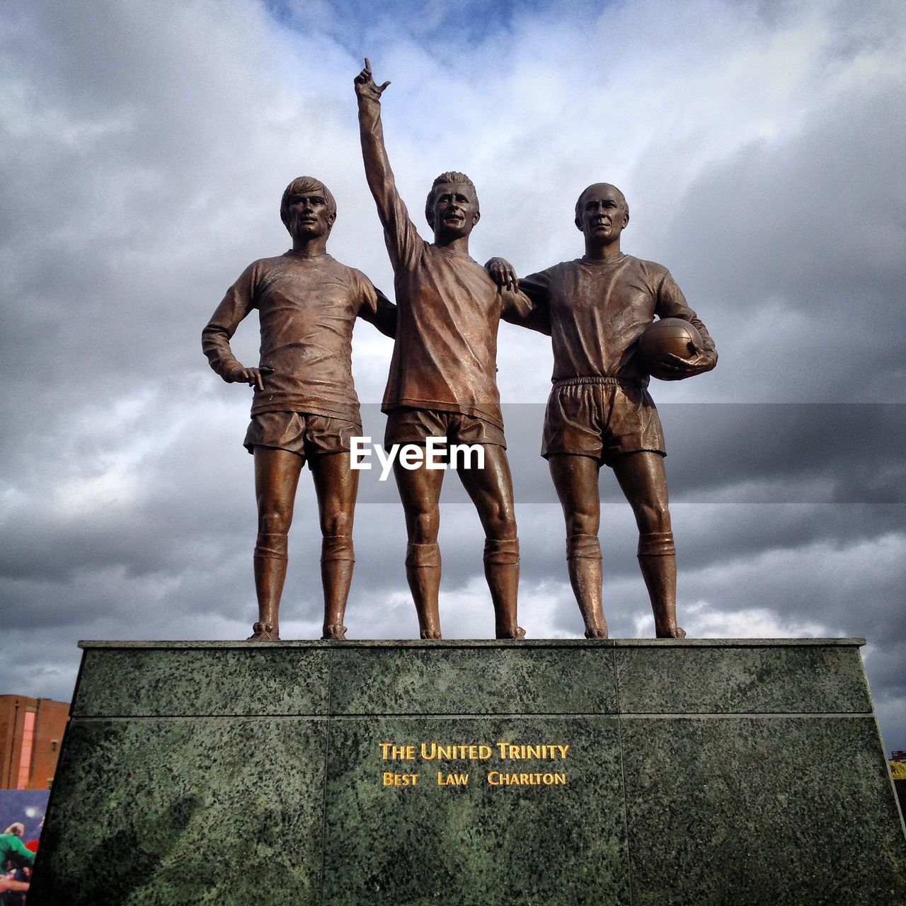 LOW ANGLE VIEW OF STATUE AGAINST BUILDING