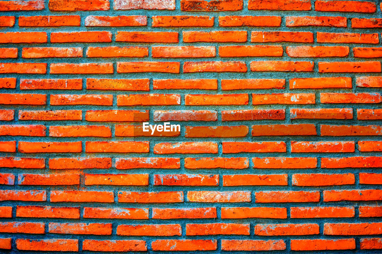 FULL FRAME SHOT OF BRICK WALL WITH ORANGE RED WALLS