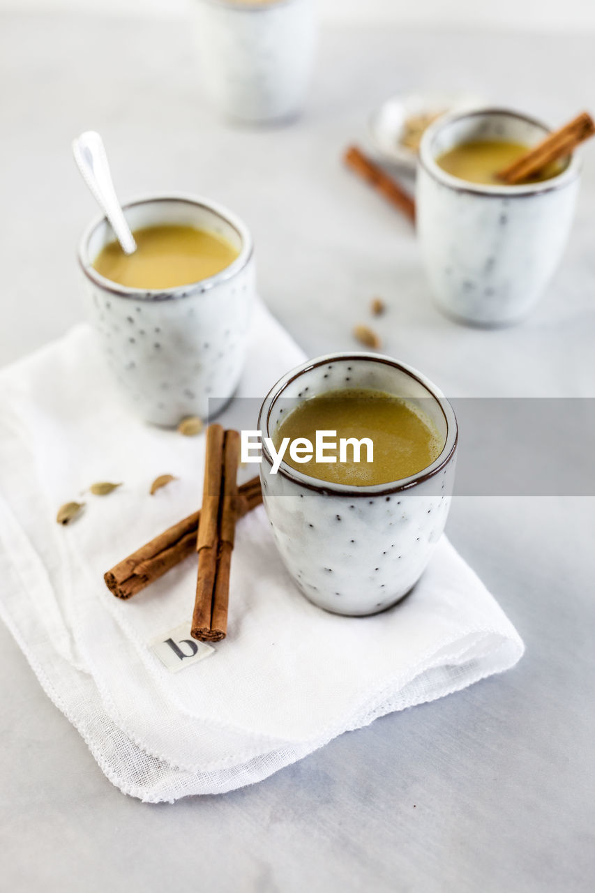 HIGH ANGLE VIEW OF TEA IN GLASS ON TABLE