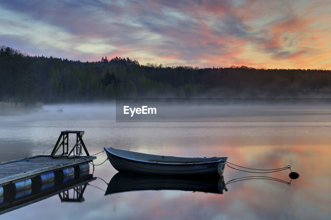 Empty boat moored to jetty at sunset, båtsjön, Åtvidaberg, Östergötland, sweden, europe