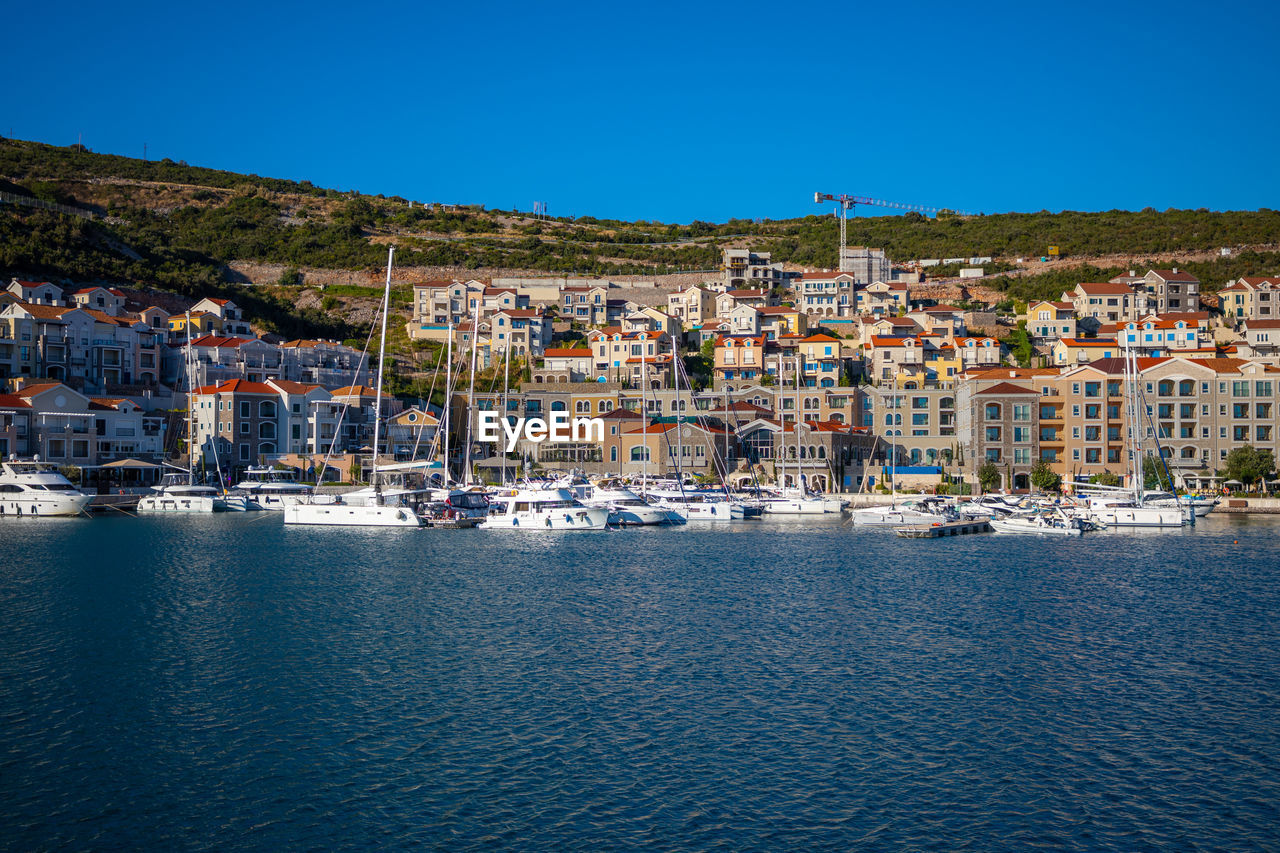 TOWNSCAPE BY SEA AGAINST CLEAR SKY