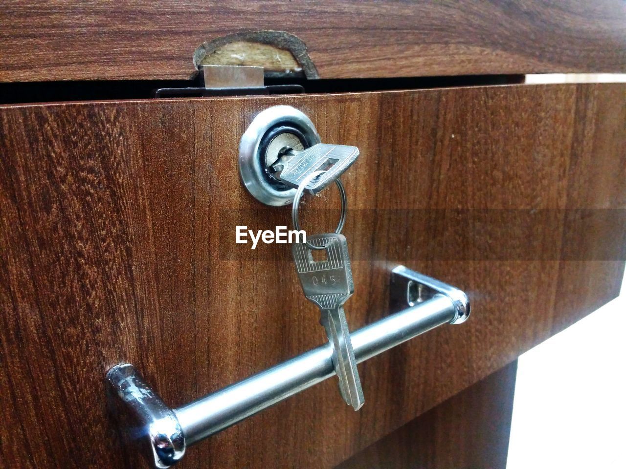 CLOSE-UP OF DOOR HANDLE ON TABLE BY RAILING