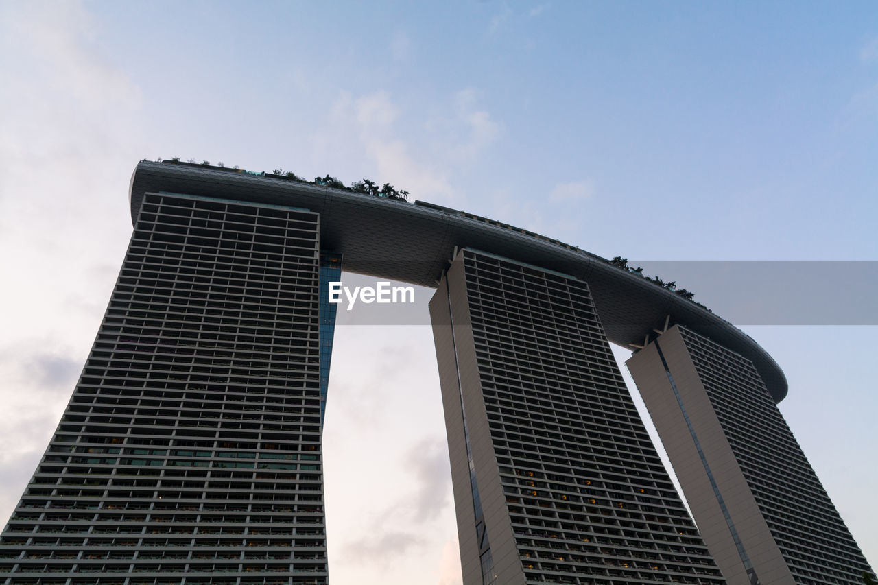 LOW ANGLE VIEW OF BUILDING AGAINST SKY