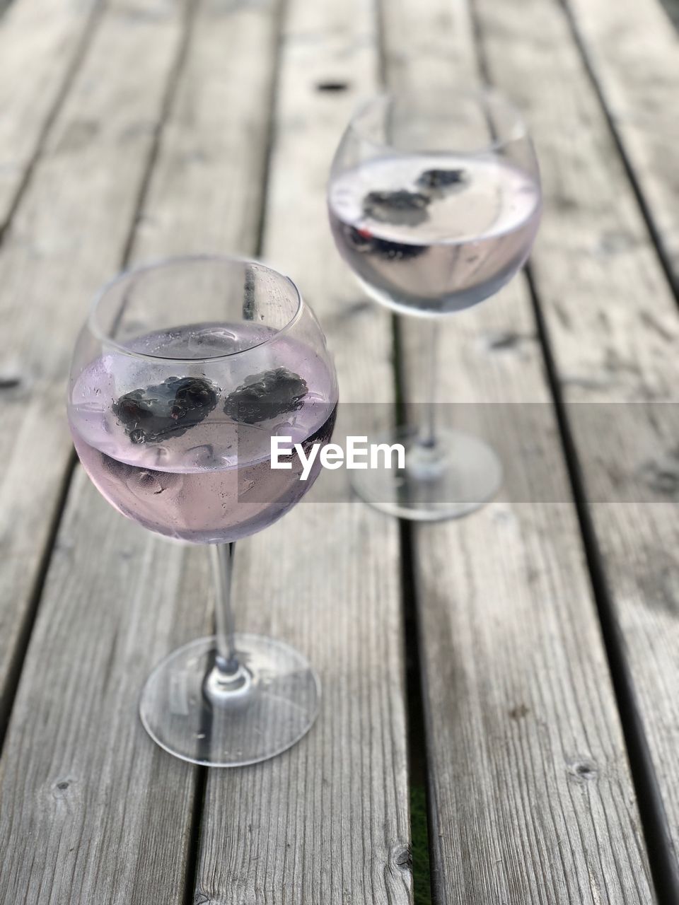 CLOSE-UP OF GLASS OF WINE ON TABLE