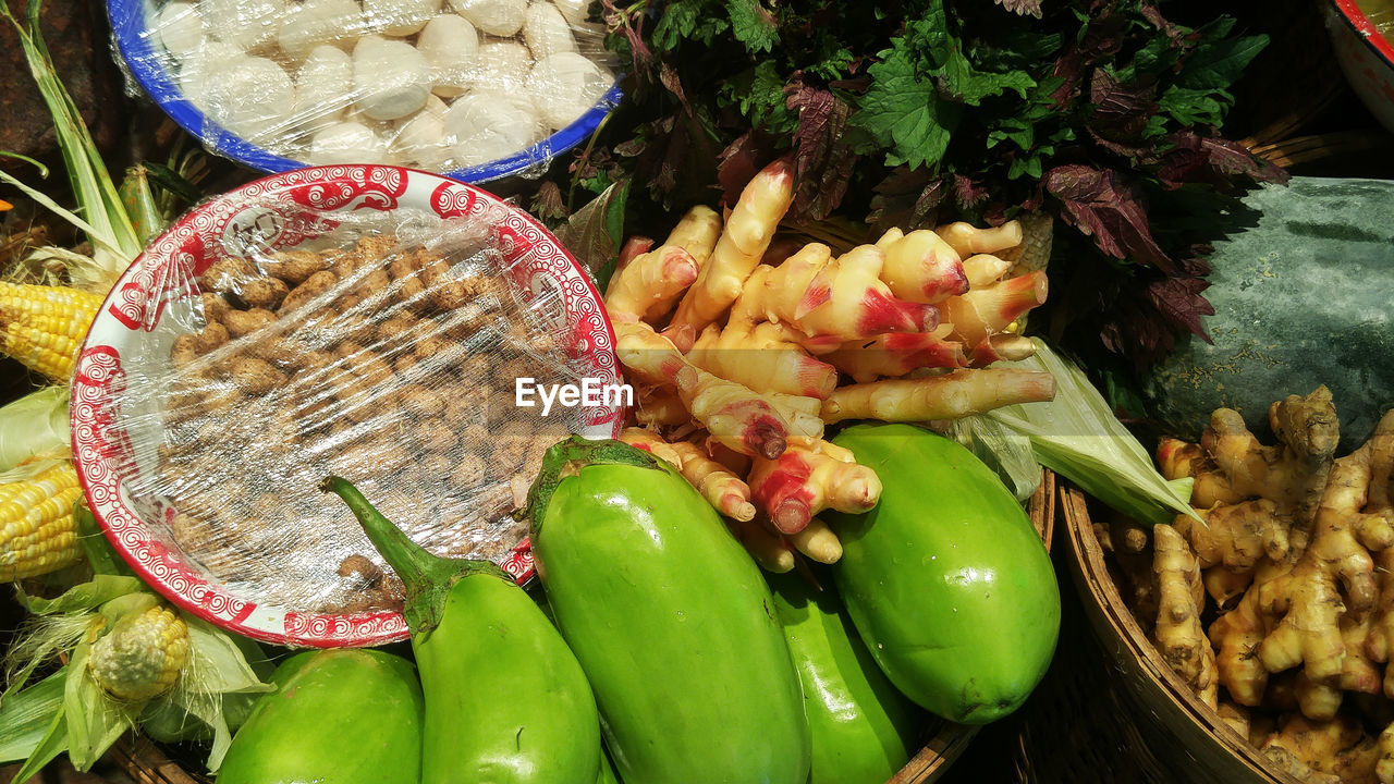 HIGH ANGLE VIEW OF FRUITS IN MARKET