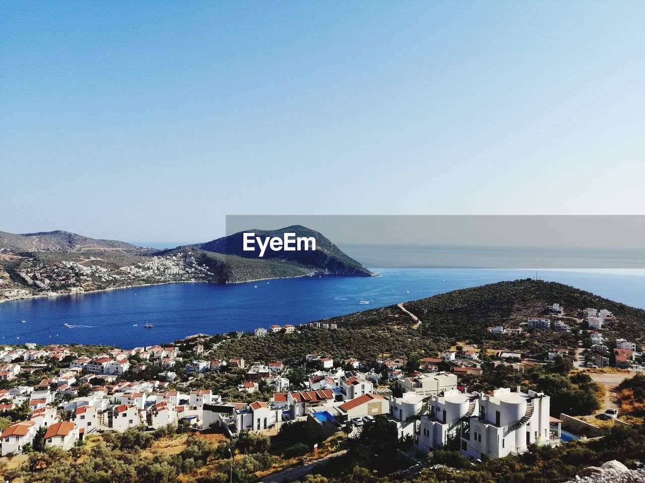 HIGH ANGLE VIEW OF TOWNSCAPE AND SEA AGAINST CLEAR SKY