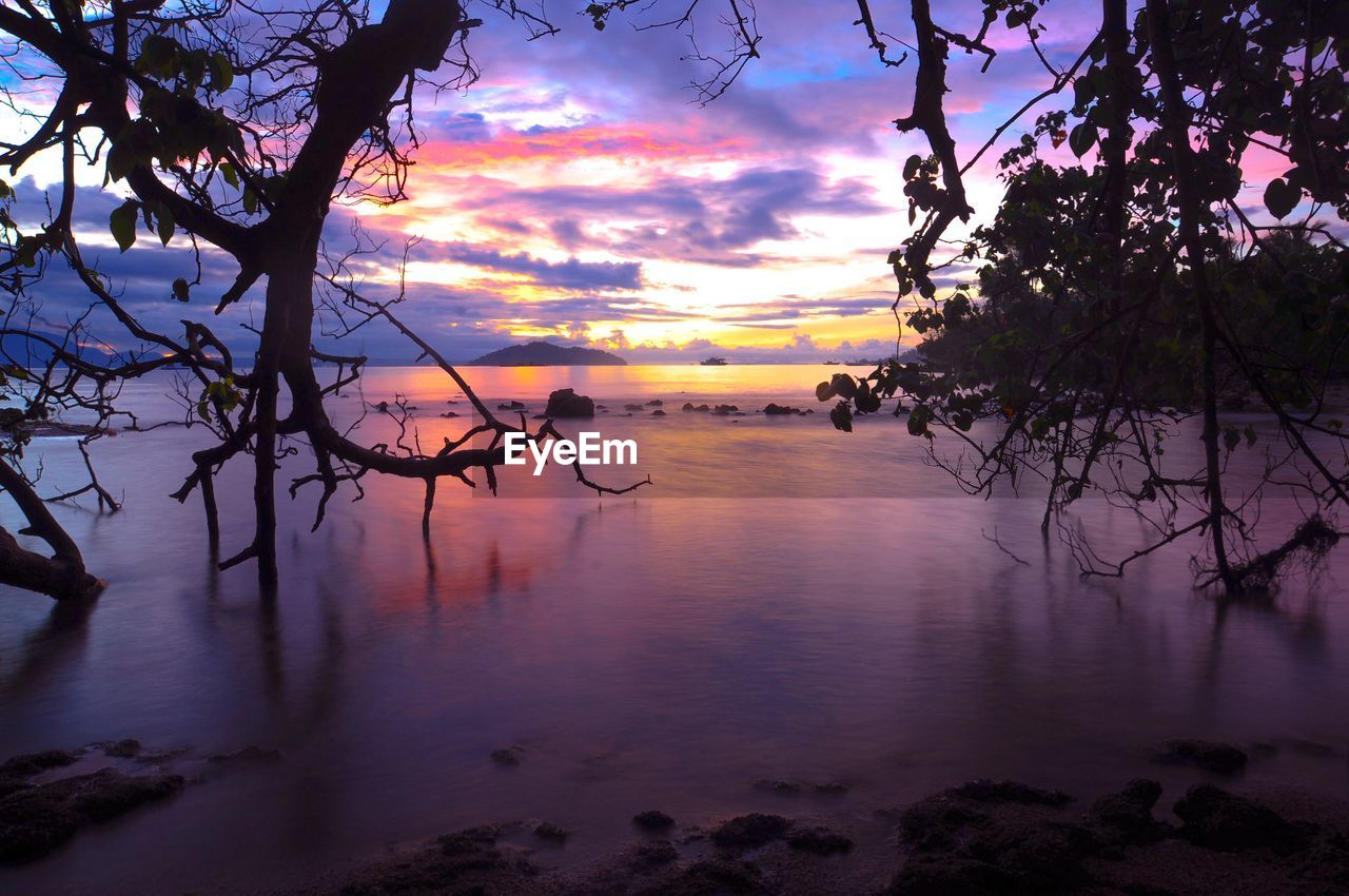 SCENIC VIEW OF SEA AGAINST SUNSET SKY