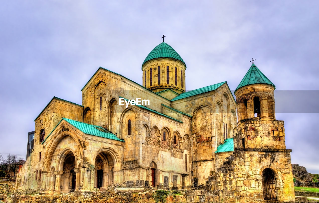 LOW ANGLE VIEW OF OLD CATHEDRAL AGAINST SKY