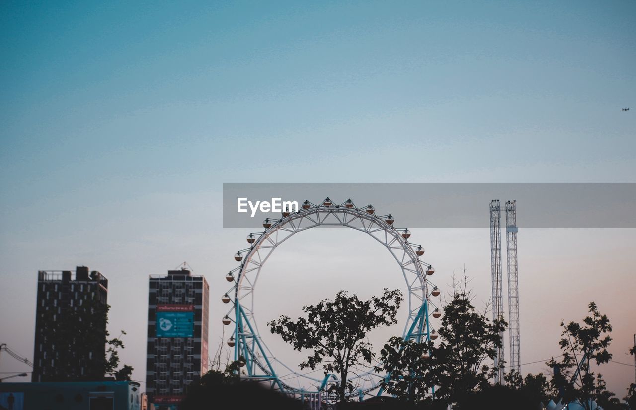 LOW ANGLE VIEW OF FERRIS WHEEL AGAINST SKY