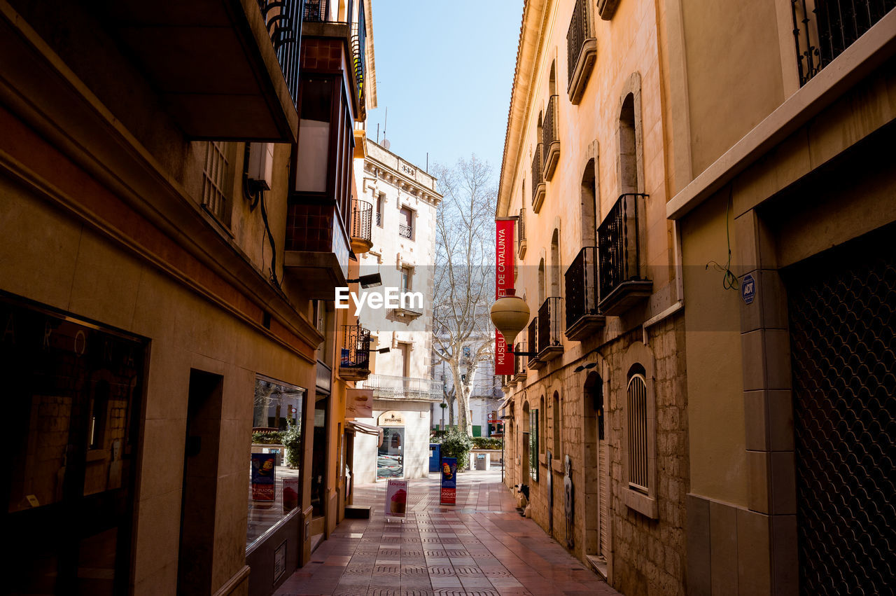 NARROW ALLEY BETWEEN BUILDINGS