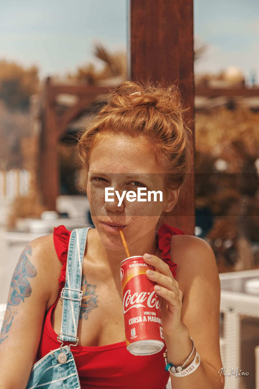 PORTRAIT OF A WOMAN DRINKING COFFEE