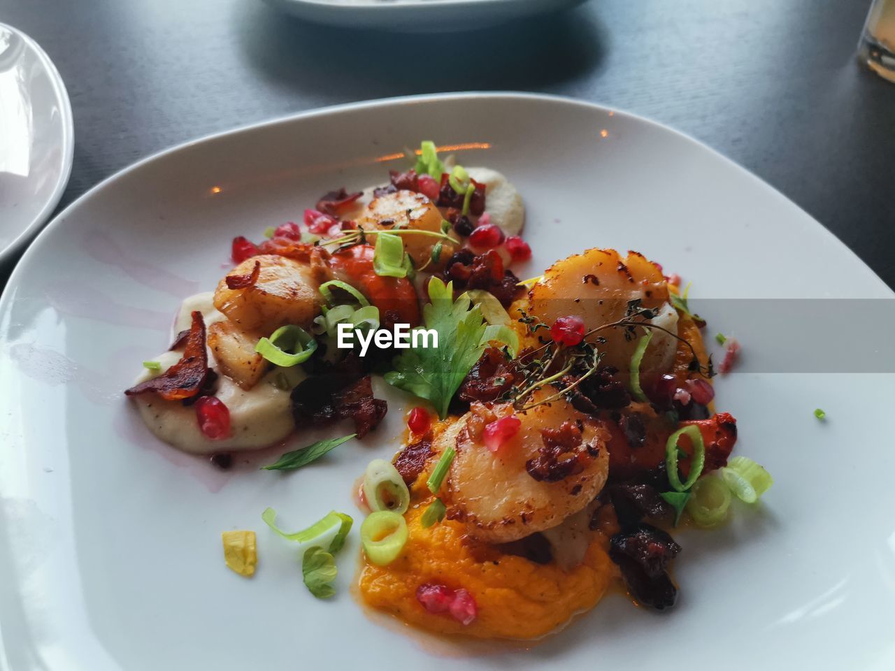 HIGH ANGLE VIEW OF FOOD IN PLATE