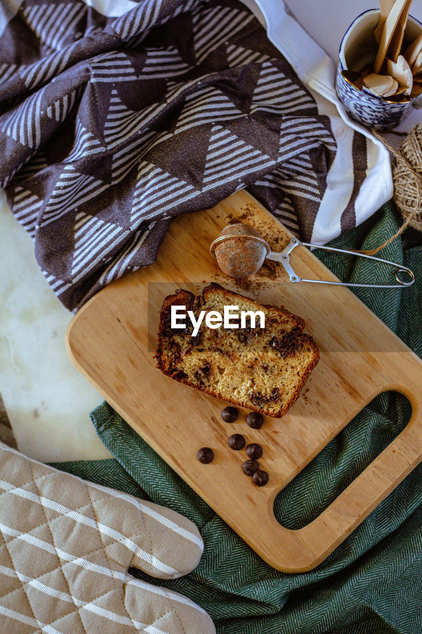 HIGH ANGLE VIEW OF BREAD ON TABLE