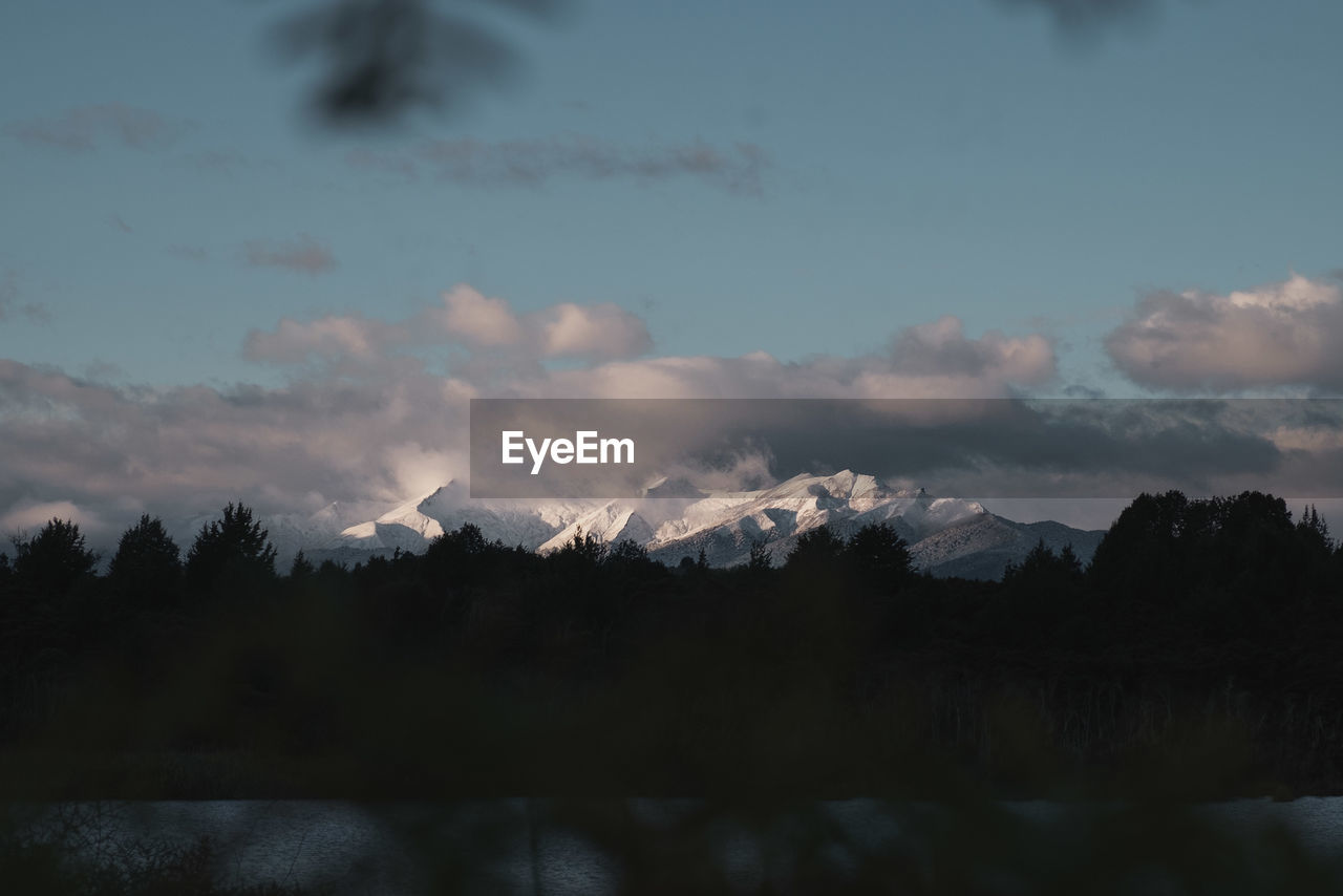 SCENIC VIEW OF SILHOUETTE MOUNTAIN AGAINST SKY