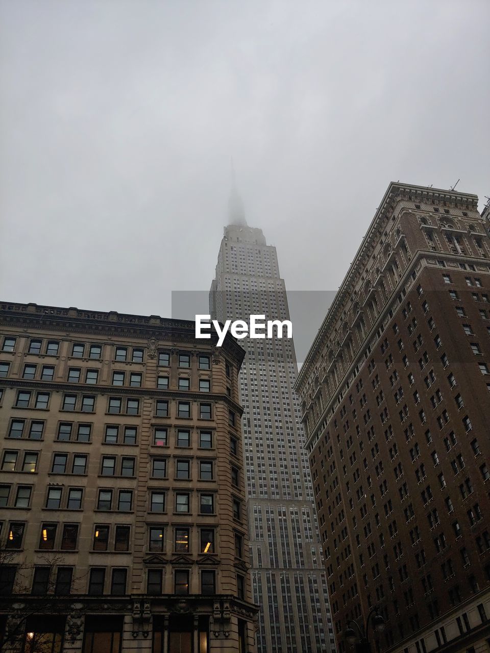 LOW ANGLE VIEW OF MODERN BUILDINGS AGAINST SKY